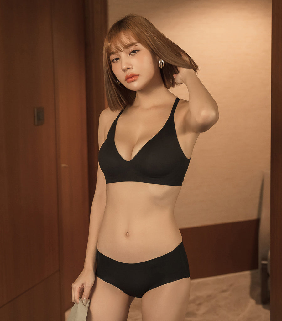 Deep V Plain Seamless Concentrated Cross Beauty Back Wireless Bra Set Black